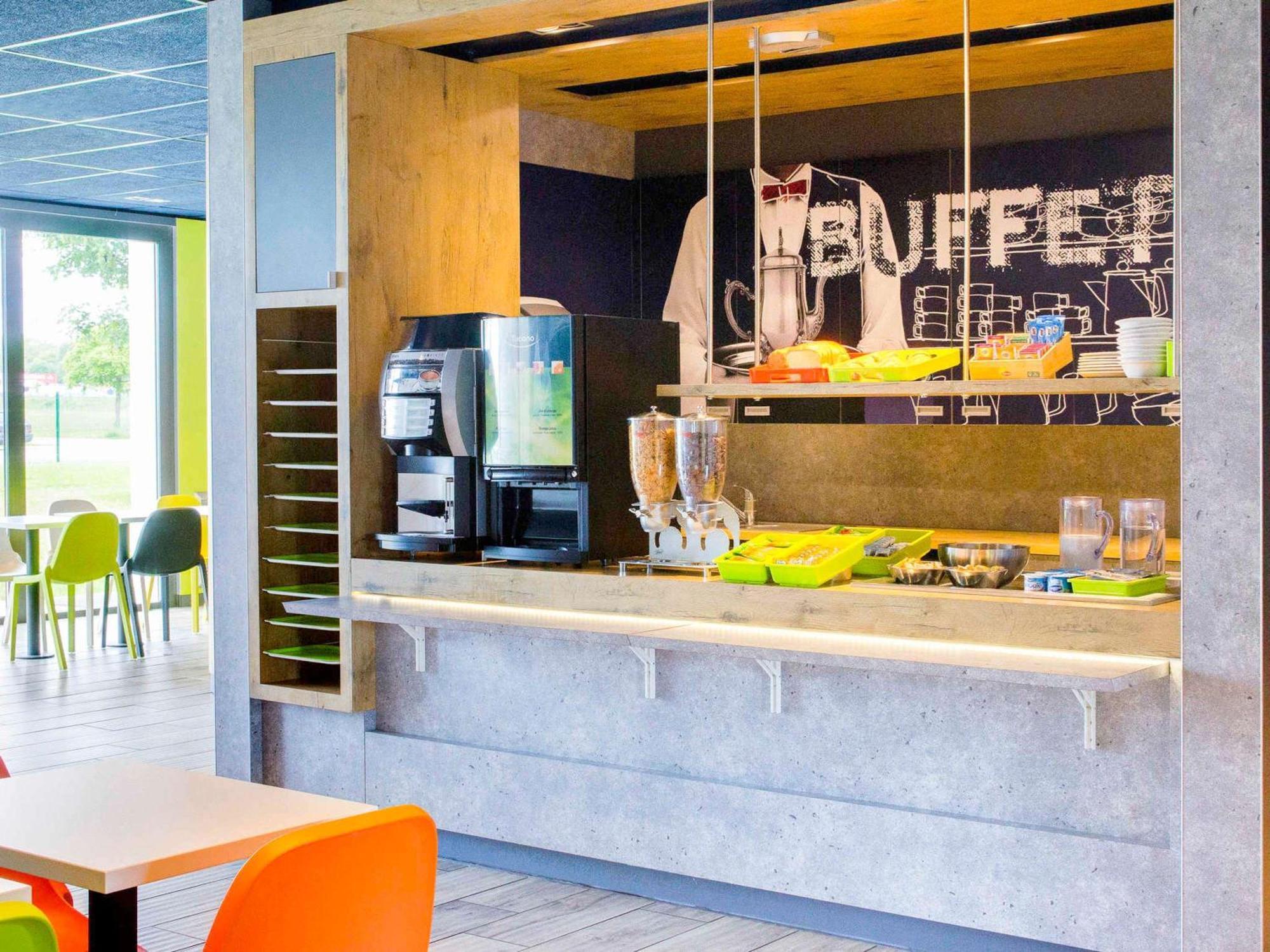 Ibis Budget Montceau Les Mines Bagian luar foto